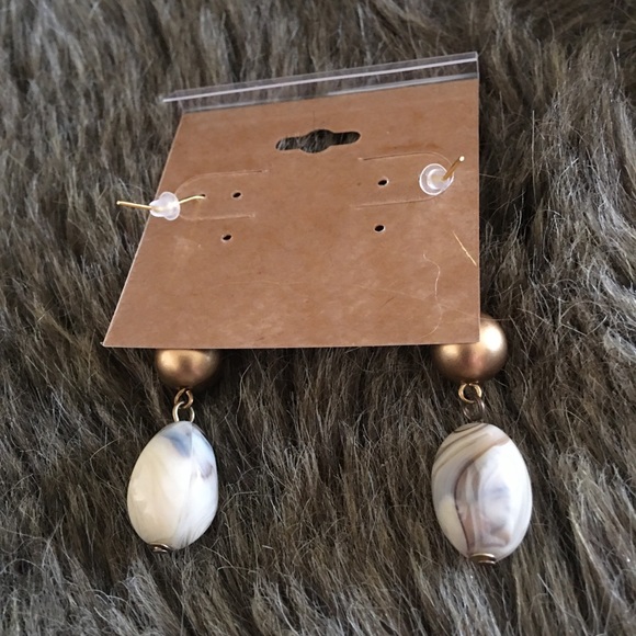 Elegant matte gold & marble bead dangle earrings - Picture 4 of 4